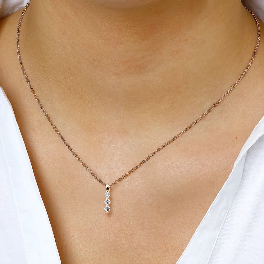 0.30 quilates trilogía colgante diamante en oro rojo 