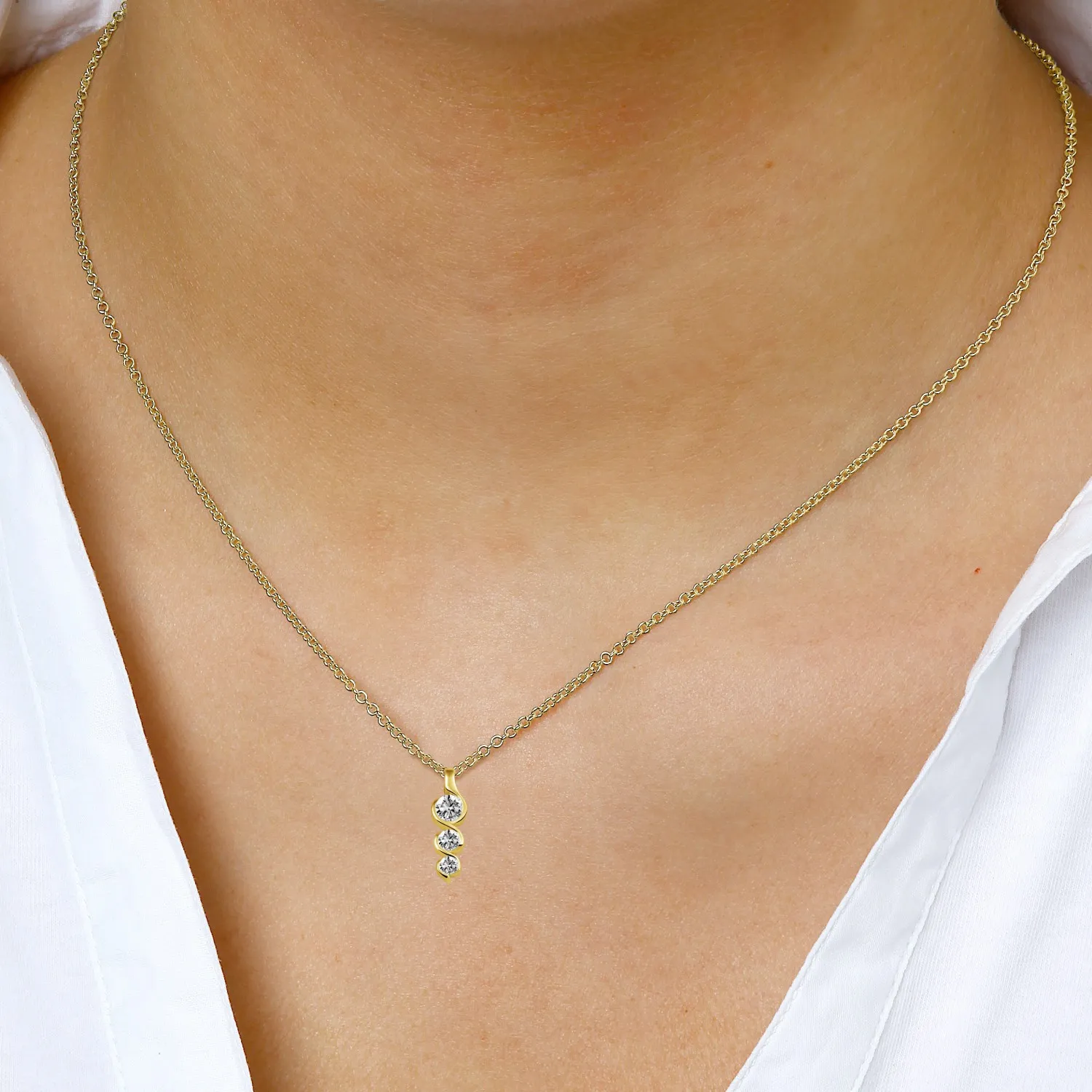 0.38 quilates trilogía colgante diamante en oro amarillo 