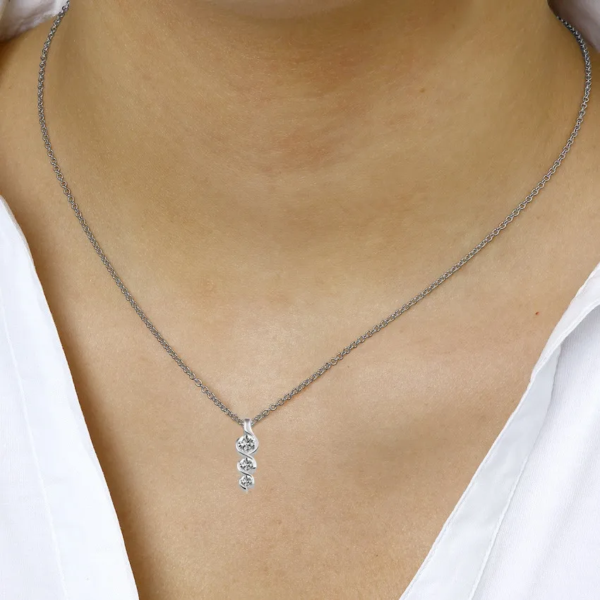 0.57 quilates trilogía colgante diamante en platino 
