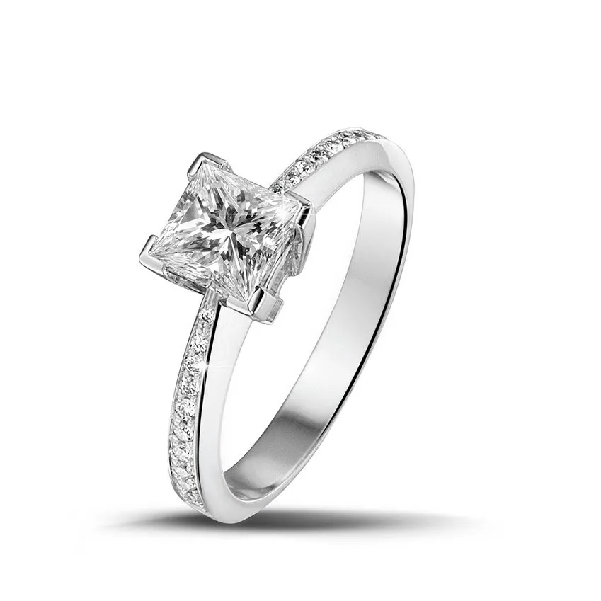 1.00 quilates anillo solitario en platino con diamante talla princesa y diamantes laterales 