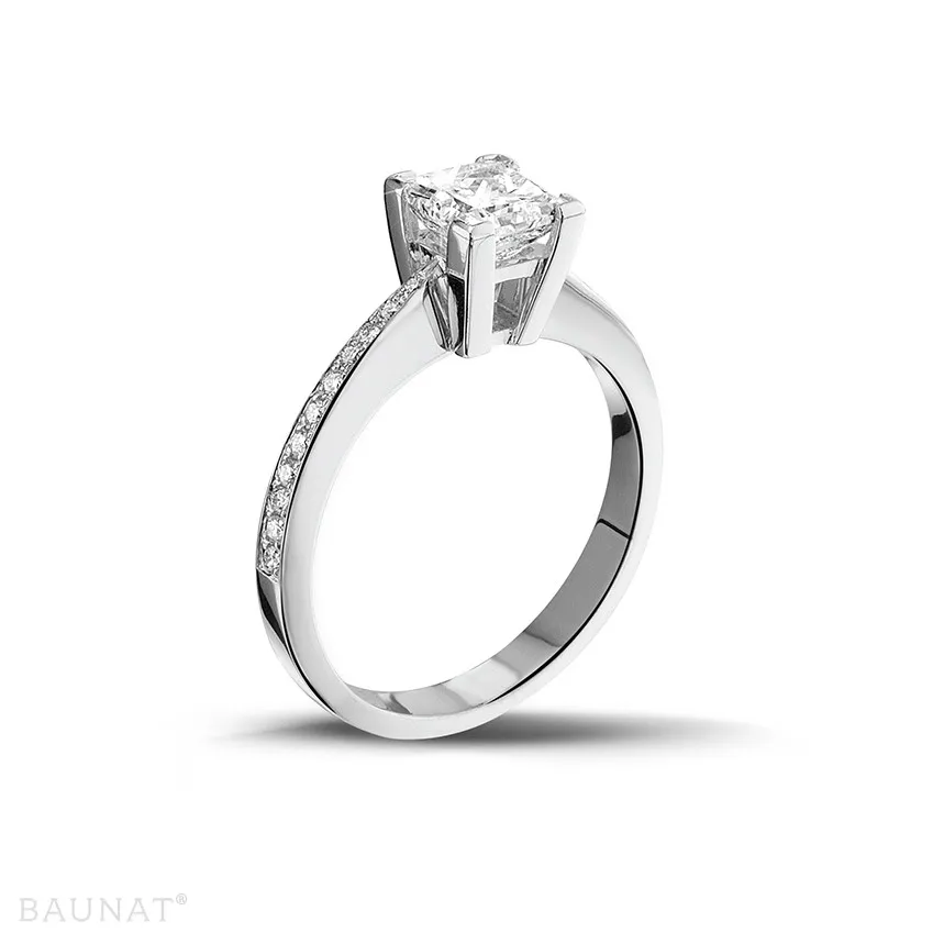 1.00 quilates anillo solitario en platino con diamante talla princesa y diamantes laterales 