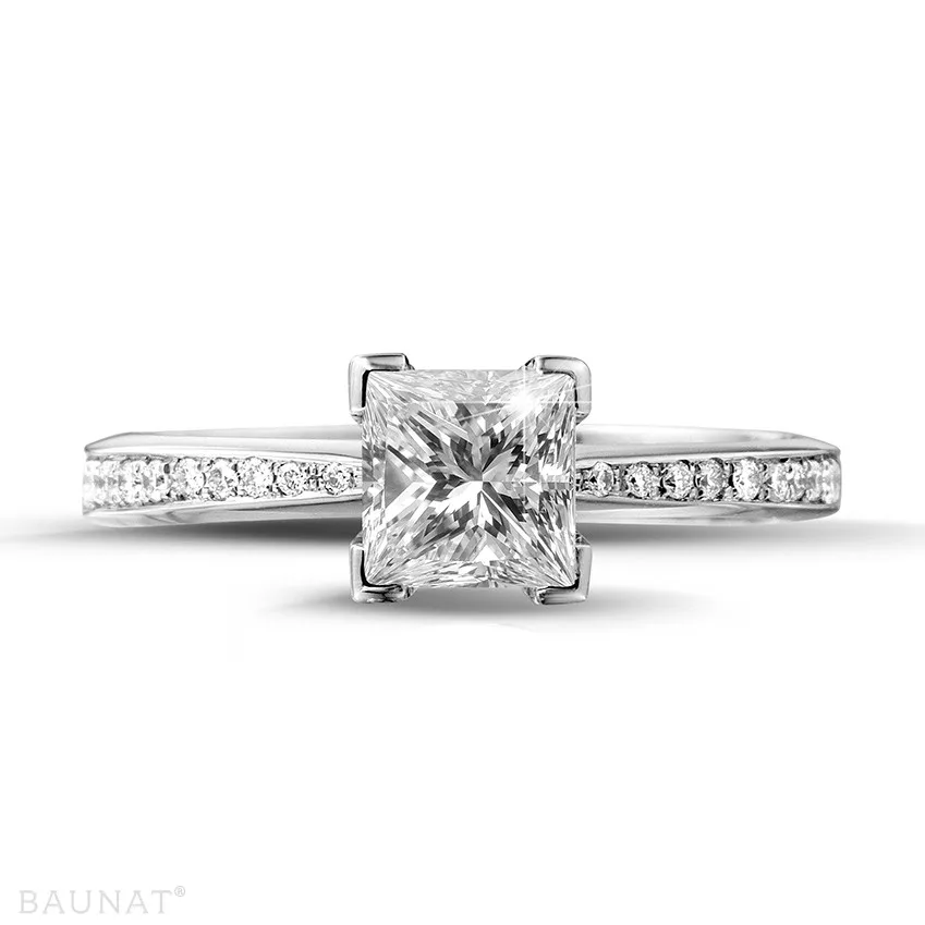 1.00 quilates anillo solitario en platino con diamante talla princesa y diamantes laterales 