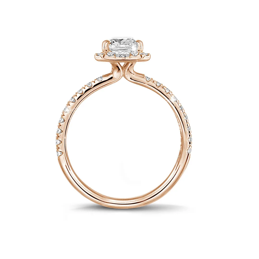 1.00 quilates halo anillo solitario con diamante talla esmeralda en oro rojo con diamantes redondos 