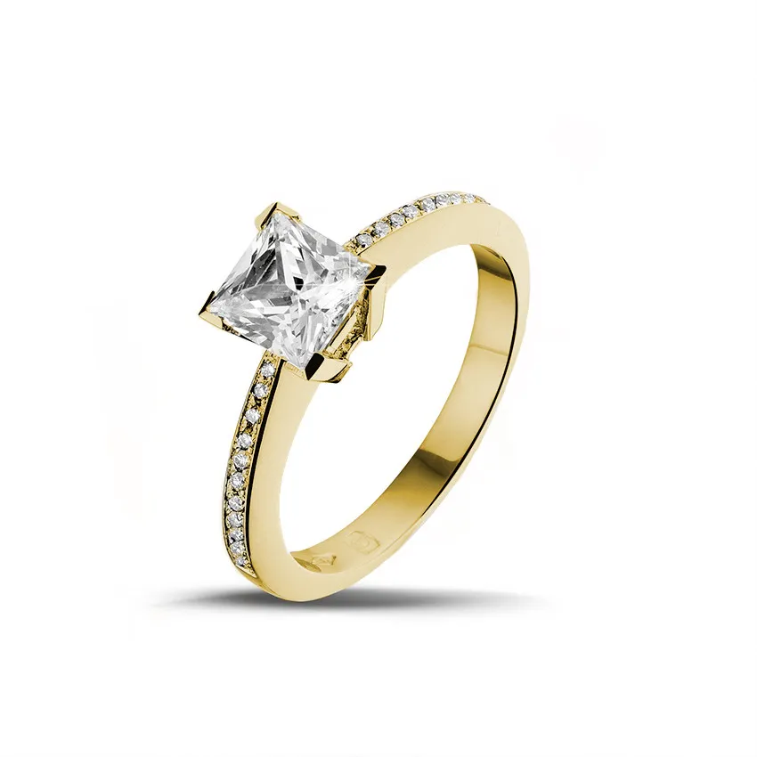 1.20 quilates anillo solitario en oro amarillo con diamante talla princesa y diamantes laterales 