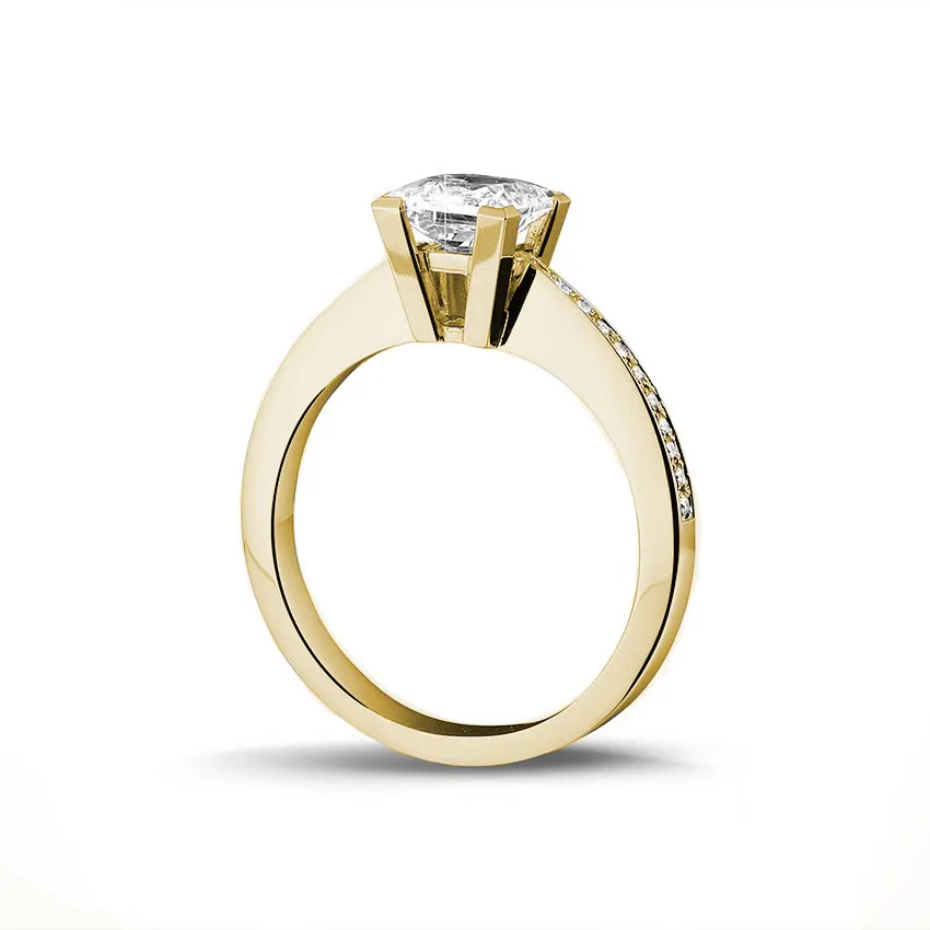 1.20 quilates anillo solitario en oro amarillo con diamante talla princesa y diamantes laterales 