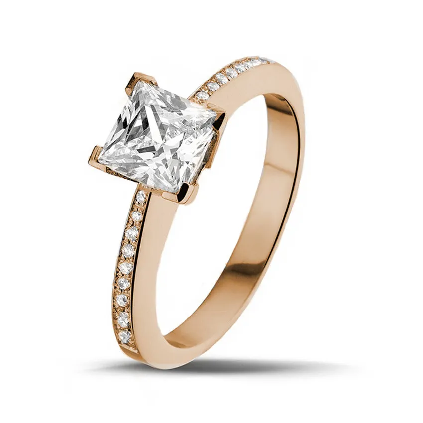 1.50 quilates anillo solitario en oro rojo con diamante talla princesa y diamantes laterales 