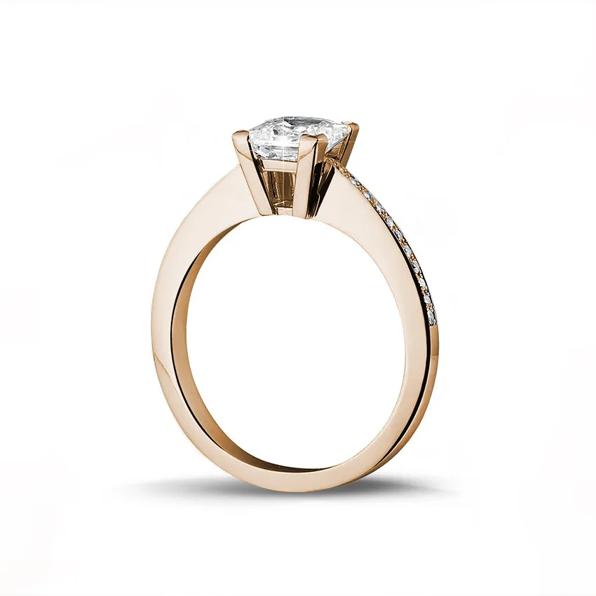 1.50 quilates anillo solitario en oro rojo con diamante talla princesa y diamantes laterales 