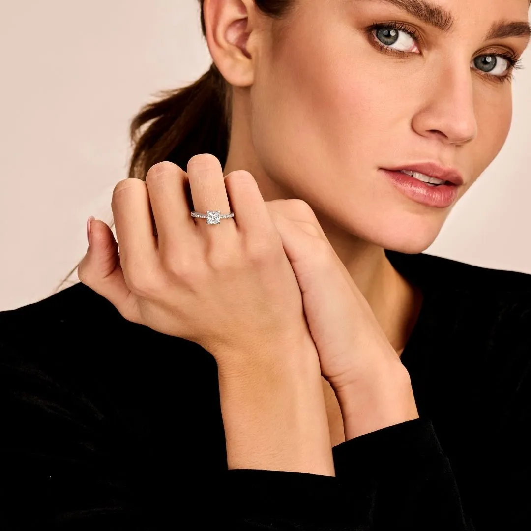 1.50 quilates anillo solitario en oro rojo con diamante talla princesa y diamantes laterales 