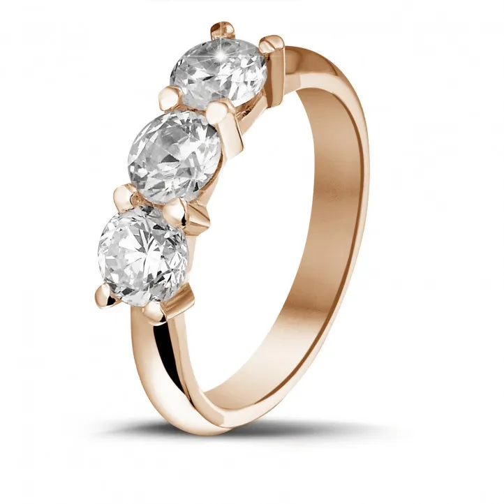 2.05 quilates anillo trilogía en oro rojo con diamantes redondos 