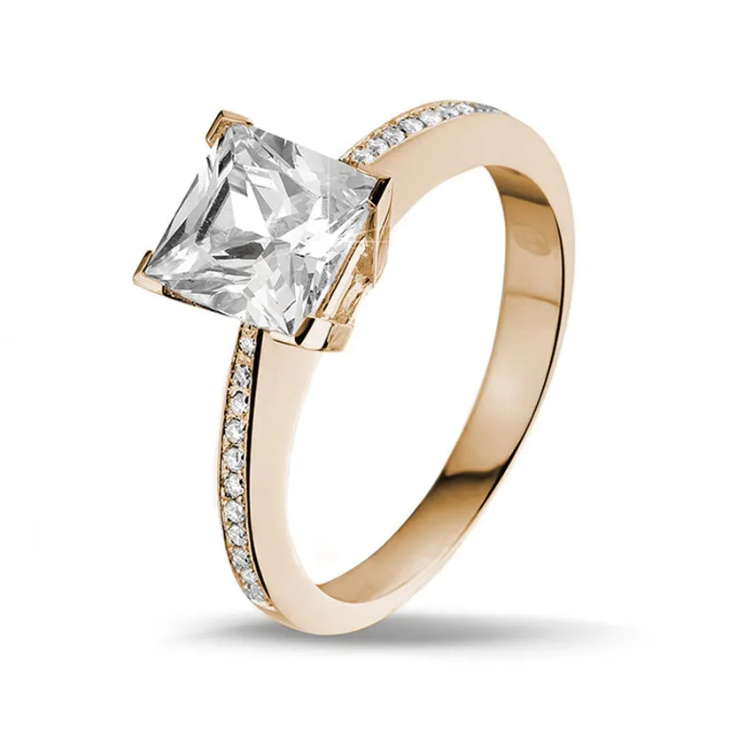 2.50 quilates anillo solitario en oro rojo con diamante talla princesa y diamantes laterales 