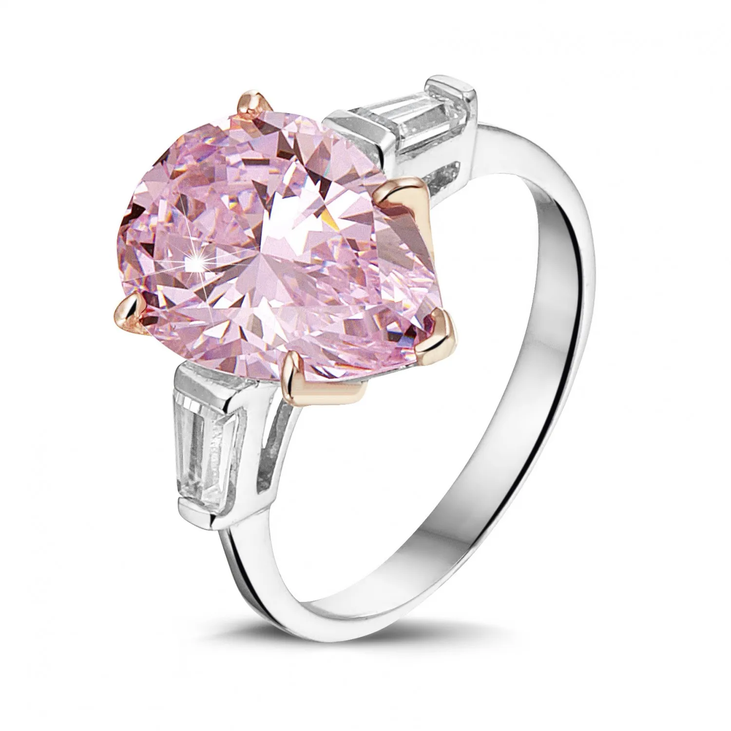 Anillo en oro blanco con un diamante 'rosa fantasía’ en forma de pera y un par de diamantes talla baguette cónico 