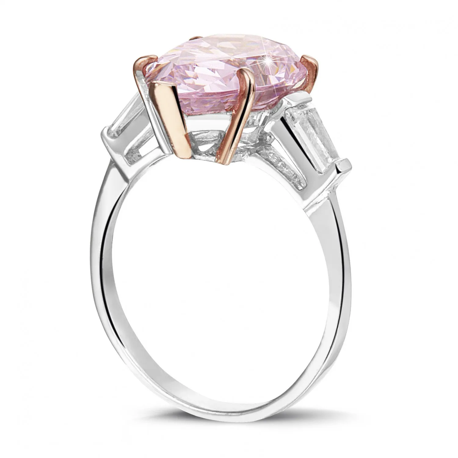 Anillo en oro blanco con un diamante 'rosa fantasía’ en forma de pera y un par de diamantes talla baguette cónico 