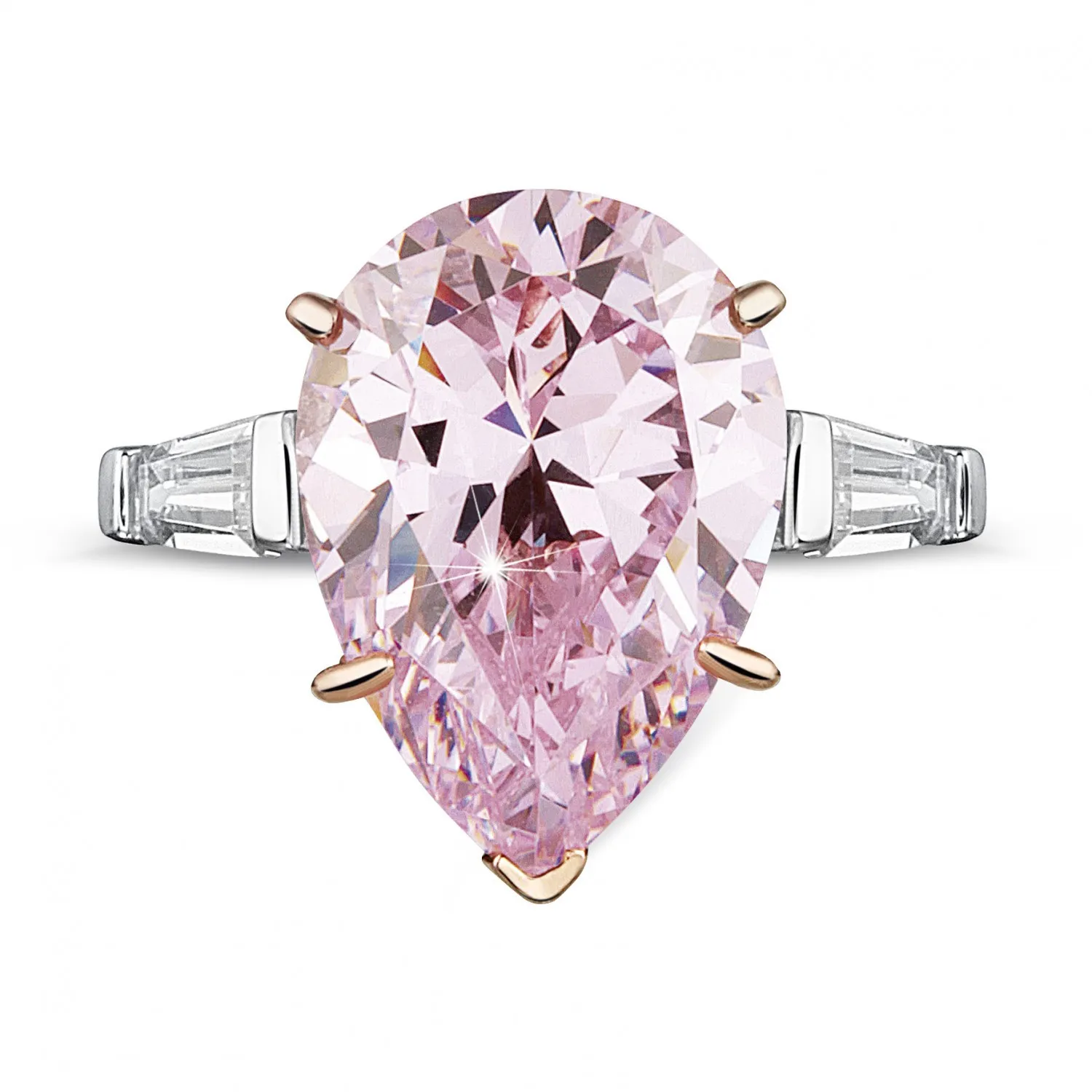 Anillo en oro blanco con un diamante 'rosa fantasía’ en forma de pera y un par de diamantes talla baguette cónico 