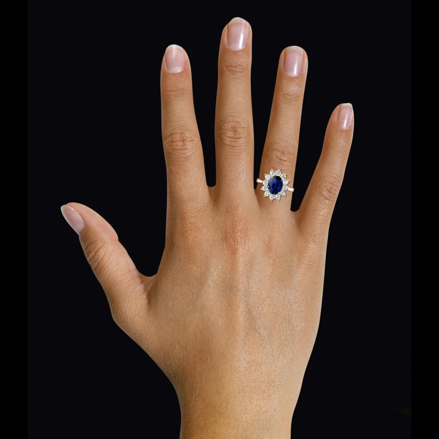 Anillo « entourage » en oro amarillo con zafiro ovalado y diamantes redondos 