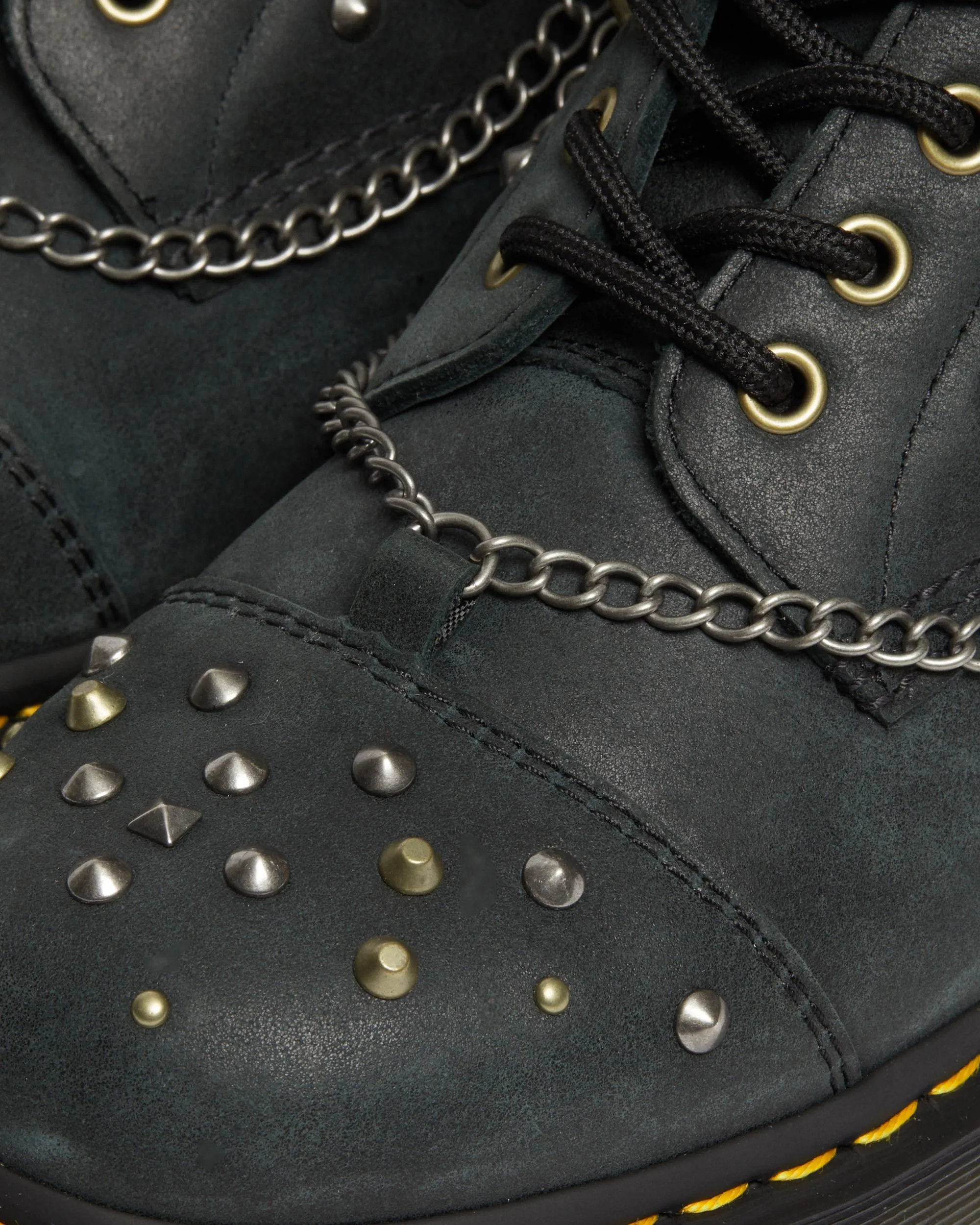 Botas 1460 en piel con tachuelas y cadenas