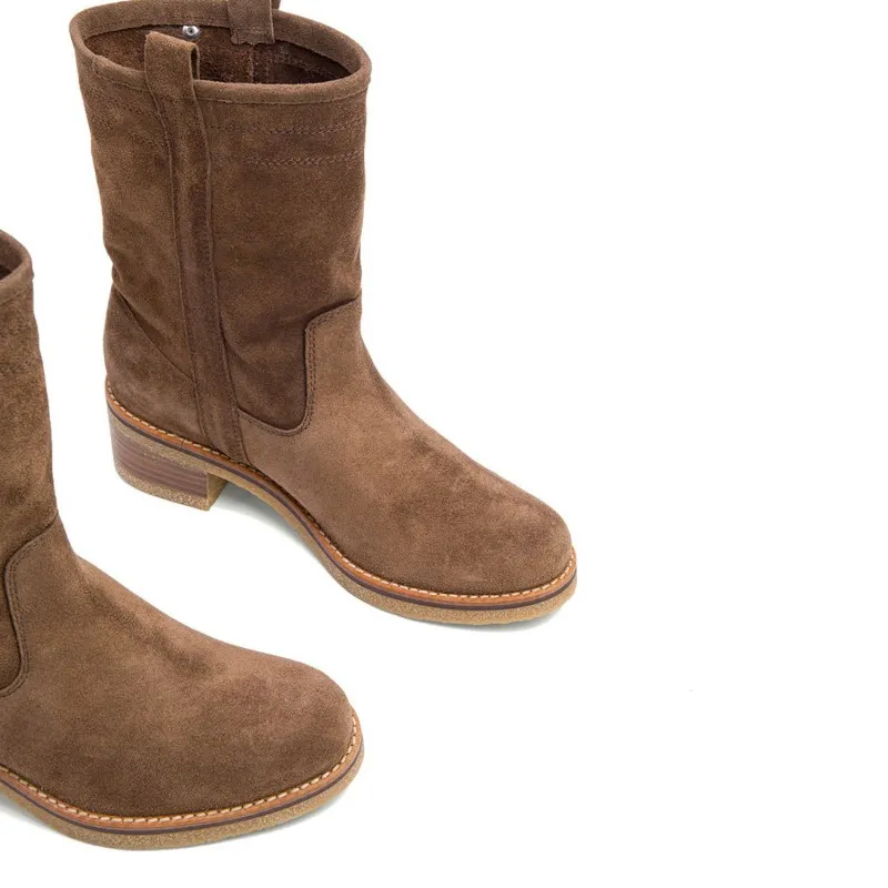 BOTAS PLANAS MOKA CON TIRADORES PAULA
