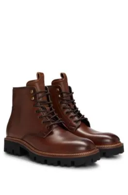 Botines de piel bruñida con puntera marcada