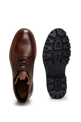 Botines de piel bruñida con puntera marcada