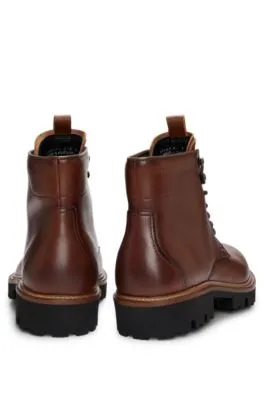 Botines de piel bruñida con puntera marcada