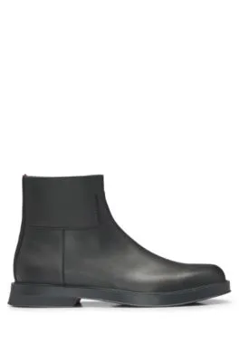 Botines de piel con cremallera y detalles de costuras