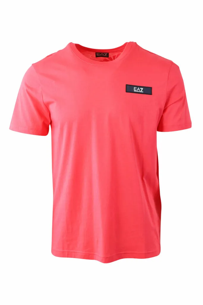 Camiseta color coral con minilogo en parche rectangular