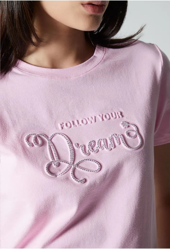 Camiseta con relieve y apliques hot fix