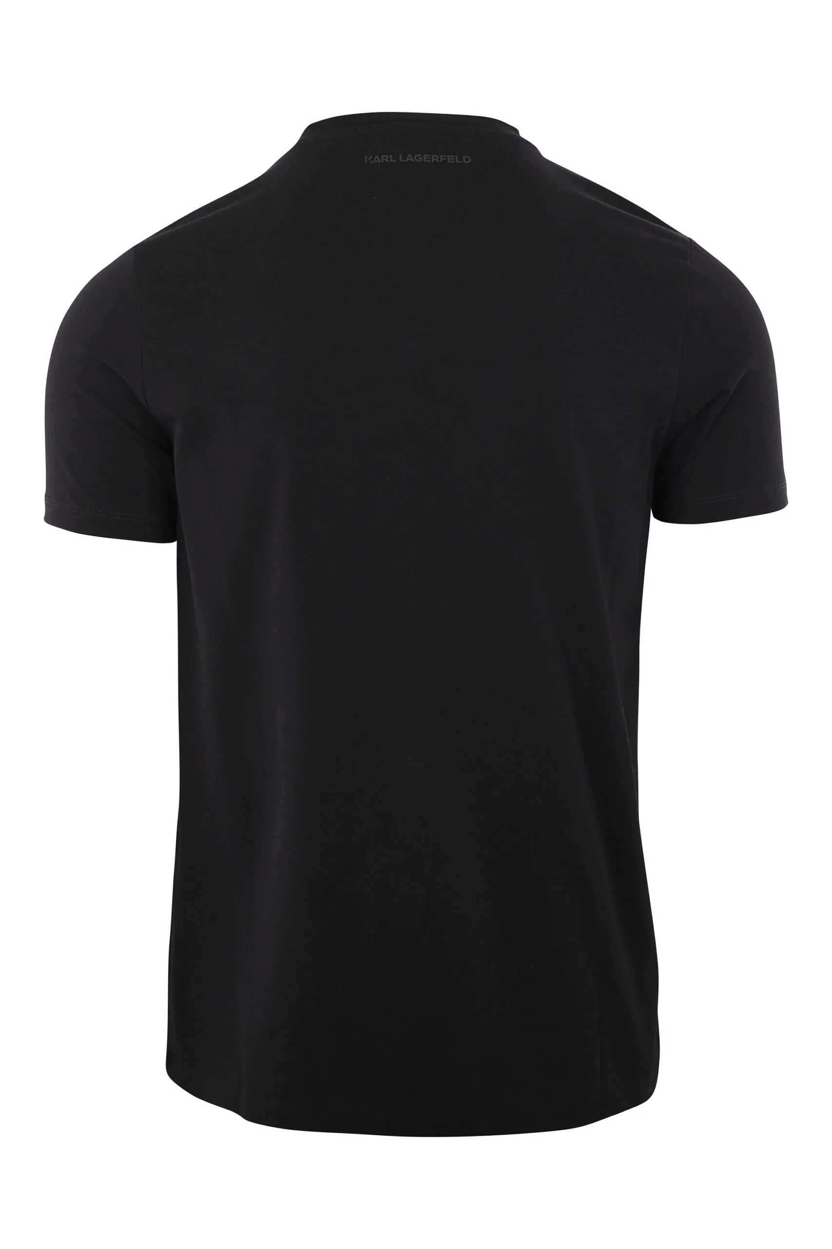 Camiseta negra con logo dorado pequeño