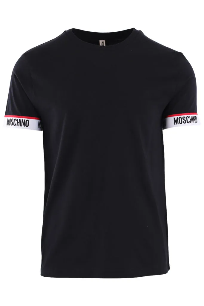 Camiseta negra con logo en cinta en las mangas