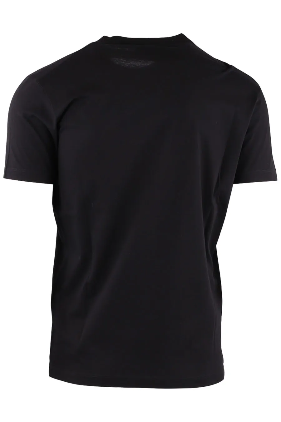 Camiseta negra con logo en lineas blancas