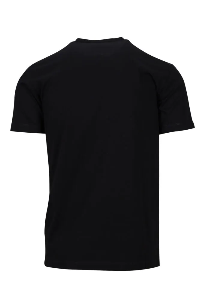 Camiseta negra con logo en placa pequeña