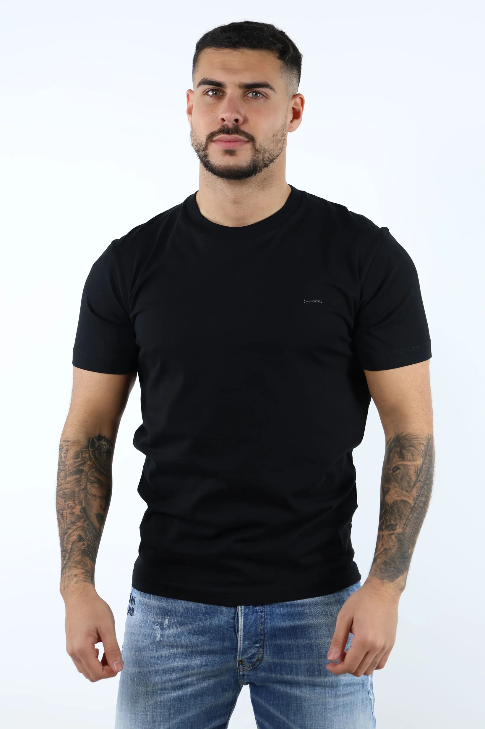 Camiseta negra con logo en placa pequeña