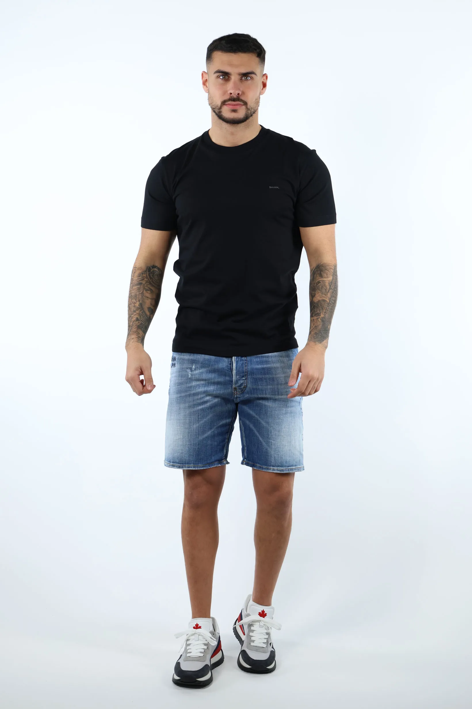 Camiseta negra con logo en placa pequeña