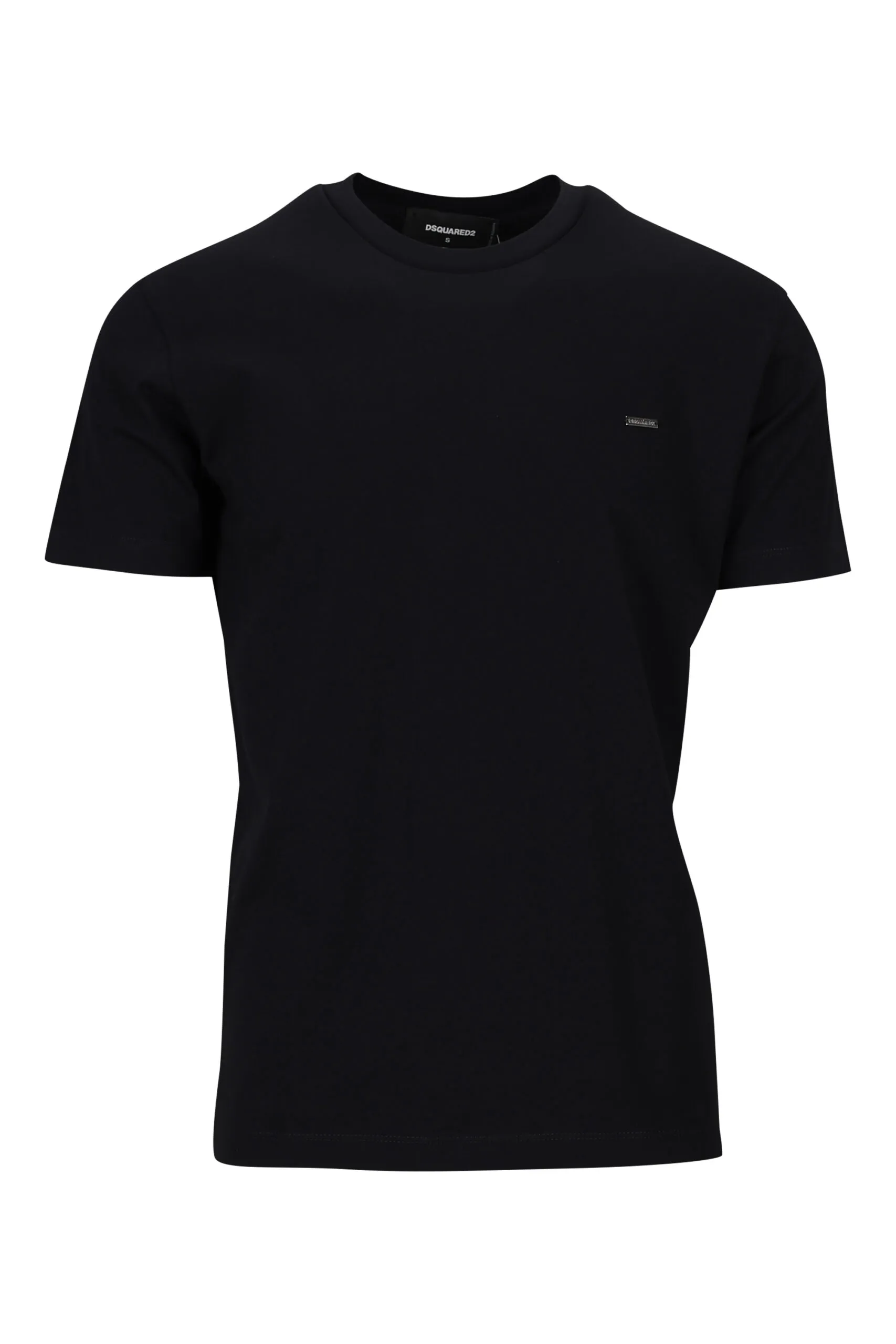 Camiseta negra con logo en placa pequeña