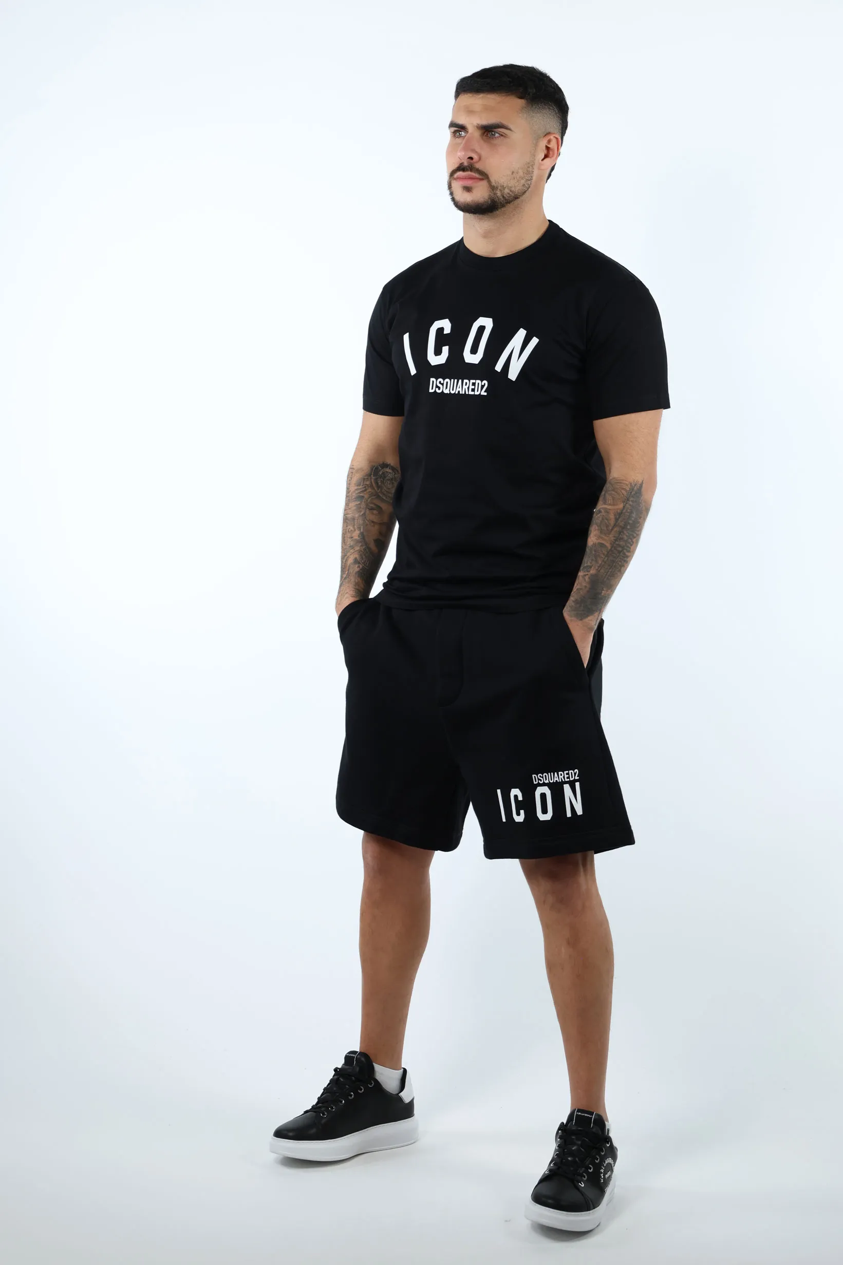 Camiseta negra con logo 