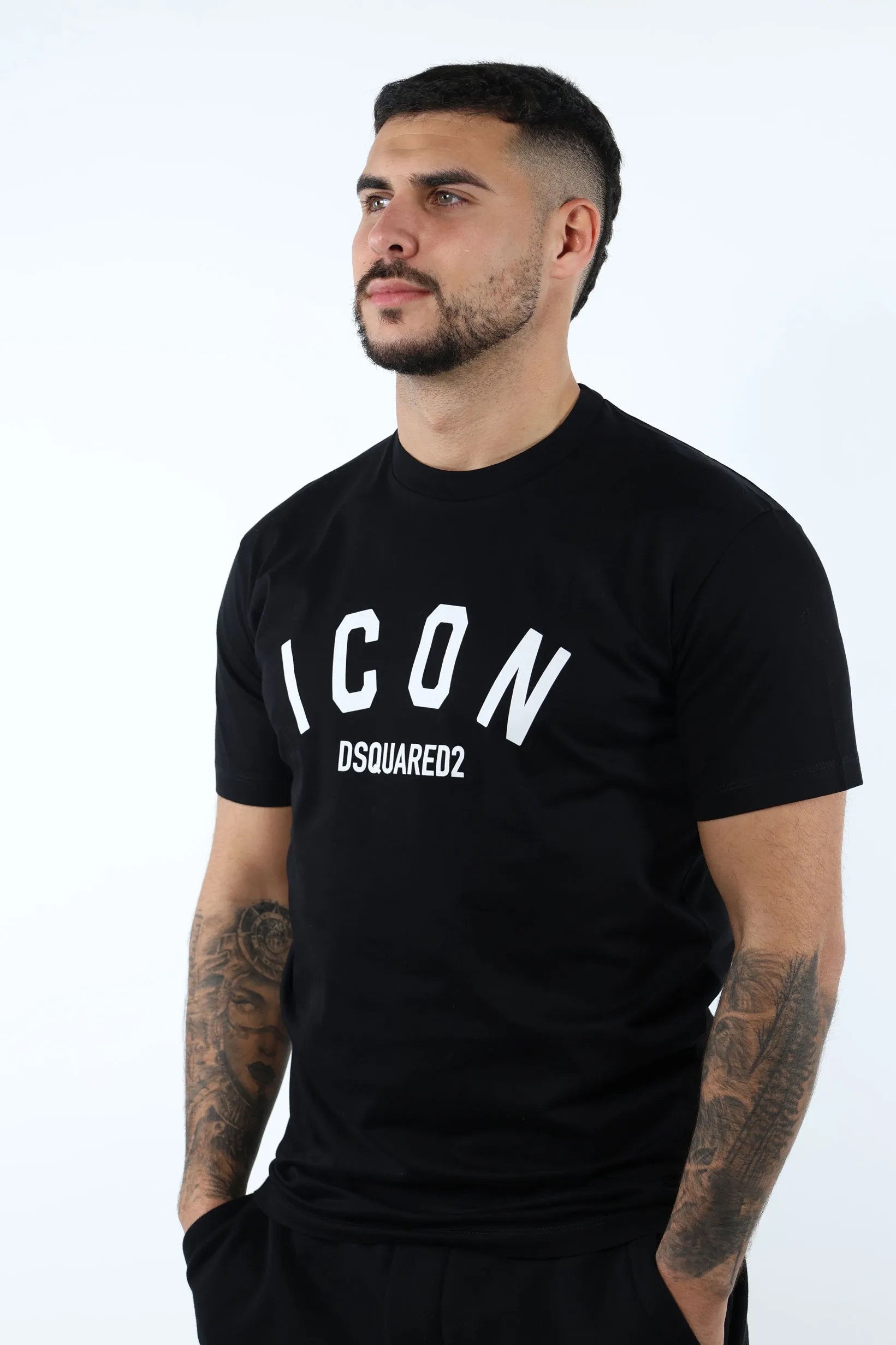 Camiseta negra con logo 