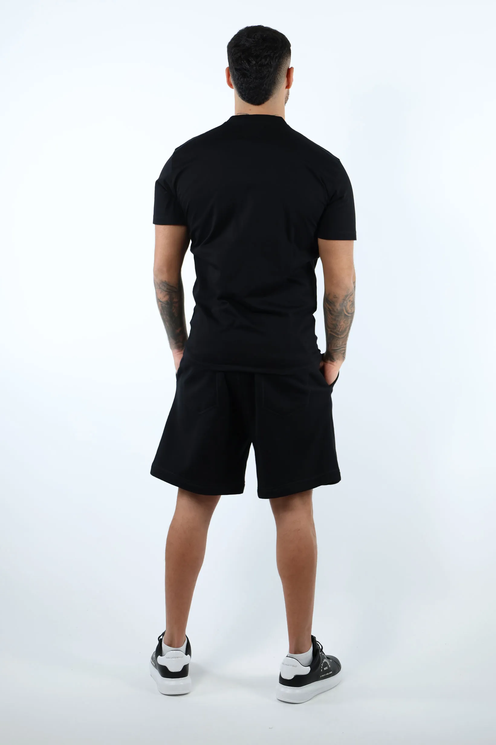 Camiseta negra con logo 