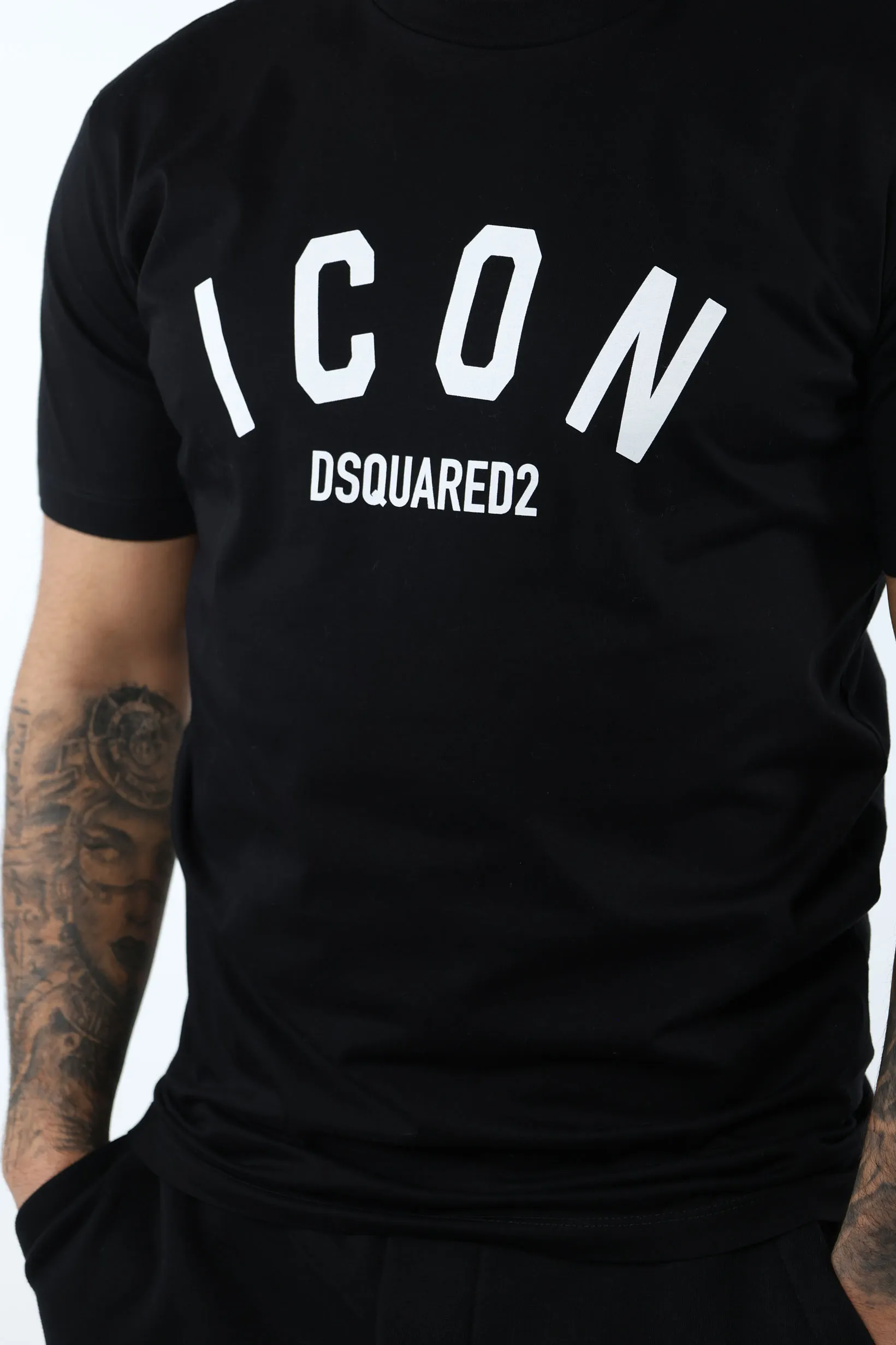 Camiseta negra con logo 