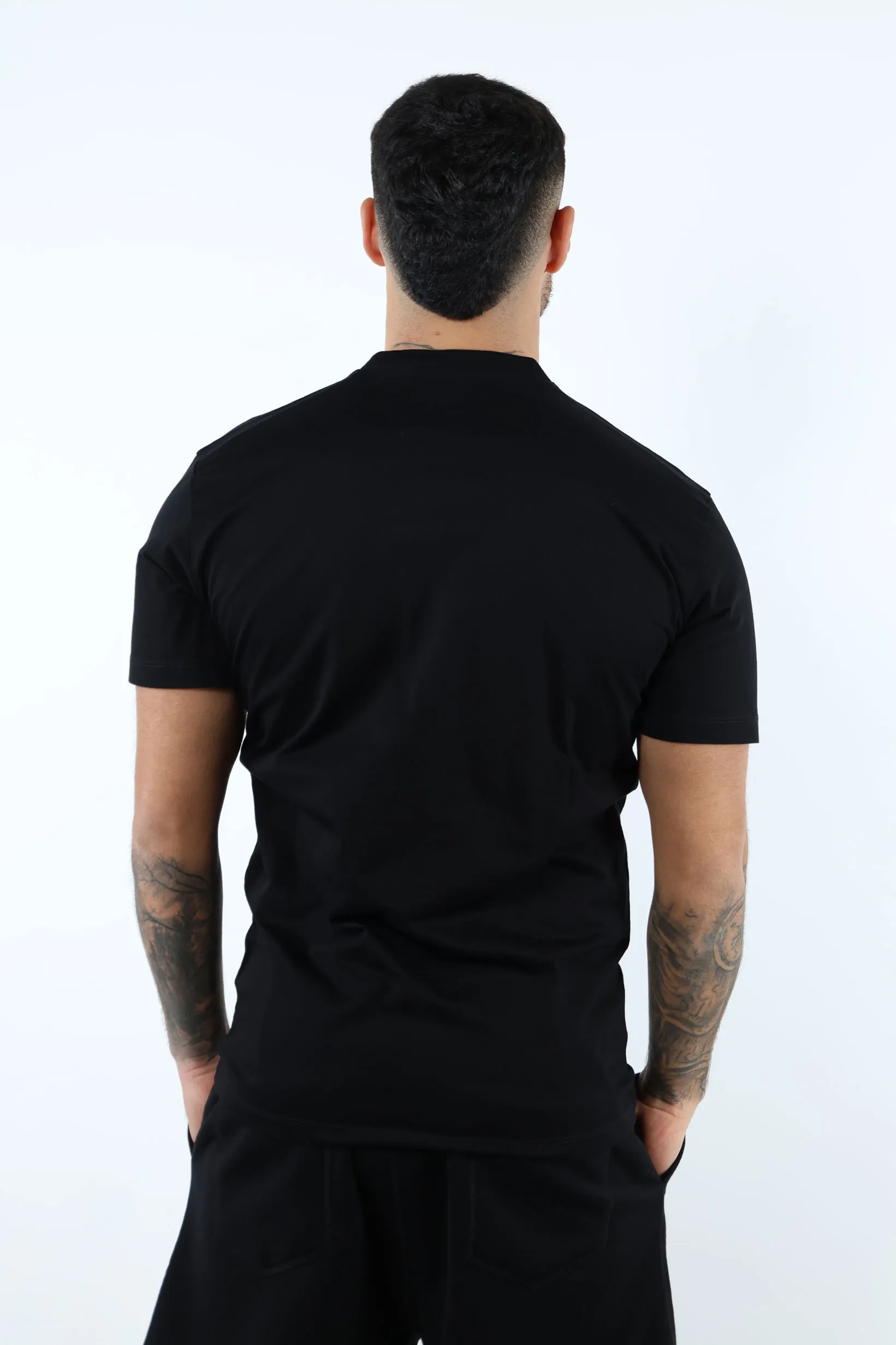 Camiseta negra con logo 