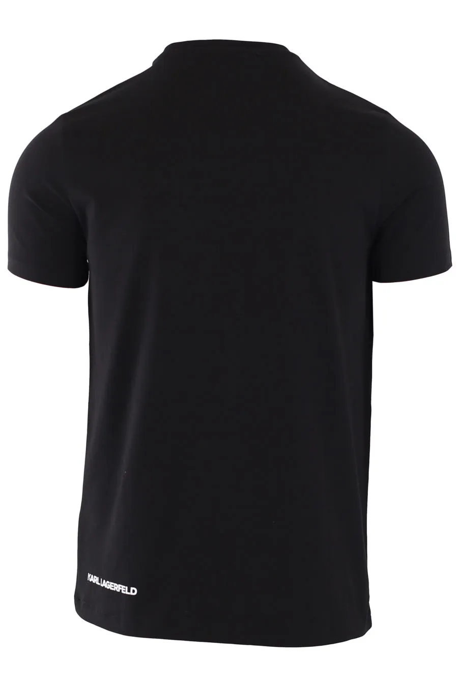 Camiseta negra con logo lateral pequeño