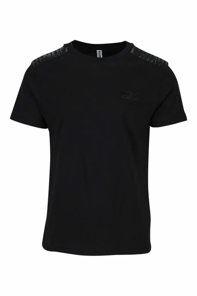 Camiseta negra con logo monocromático en cinta en hombros