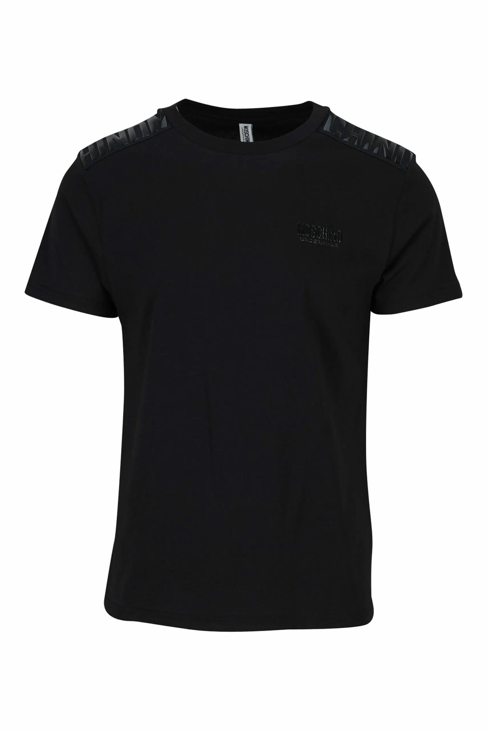 Camiseta negra con logo monocromático en cinta en hombros