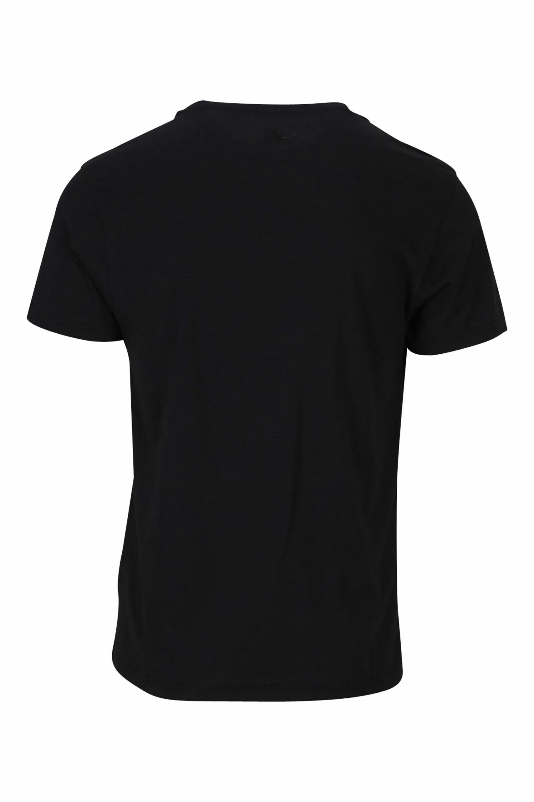 Camiseta negra con logo monocromático en cinta en hombros