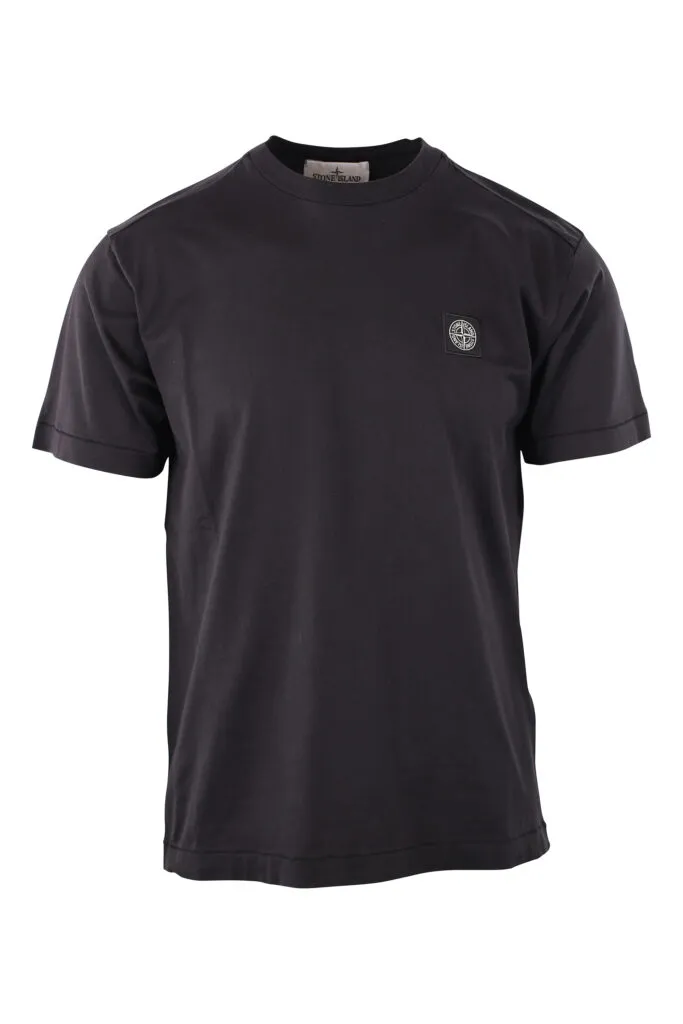 Camiseta negra con logo parche