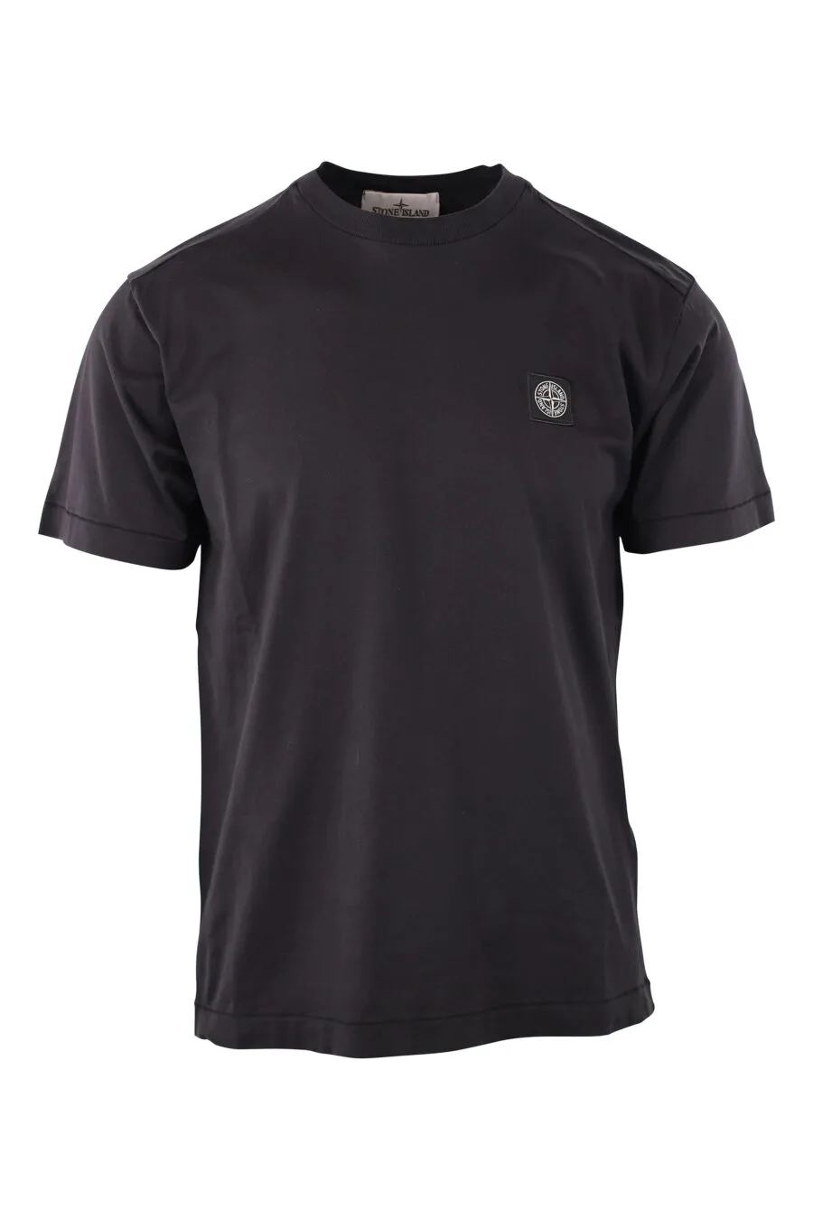 Camiseta negra con logo parche