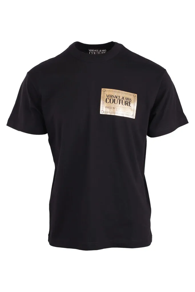 Camiseta negra con logo placa dorada