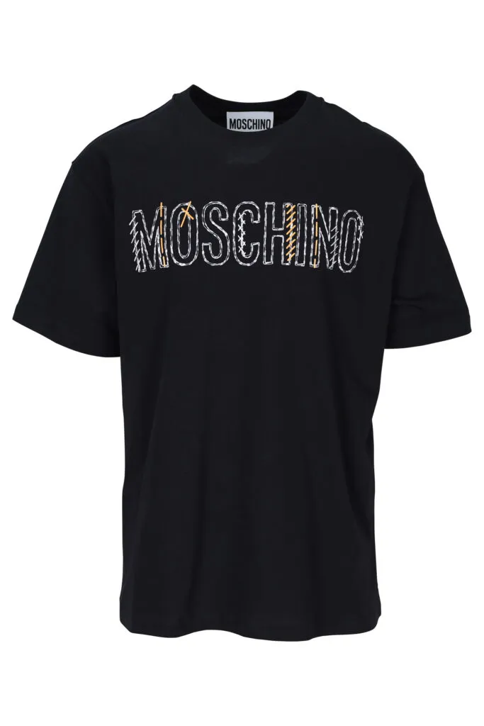 Camiseta negra con maxilogo bordado con detalles naranjas