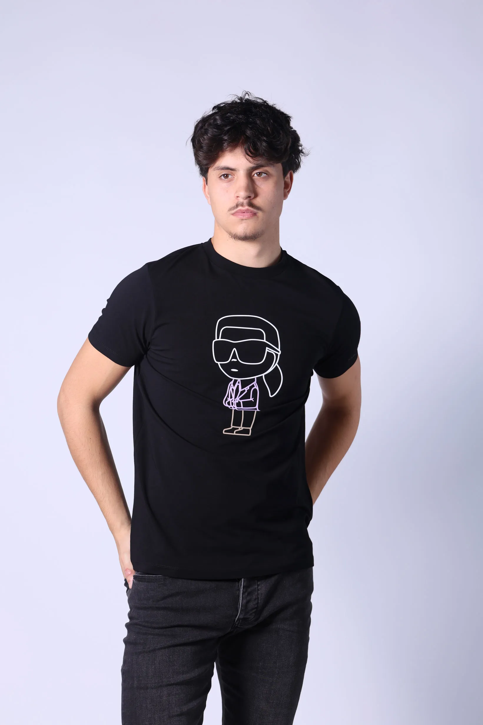 Camiseta negra con maxilogo 
