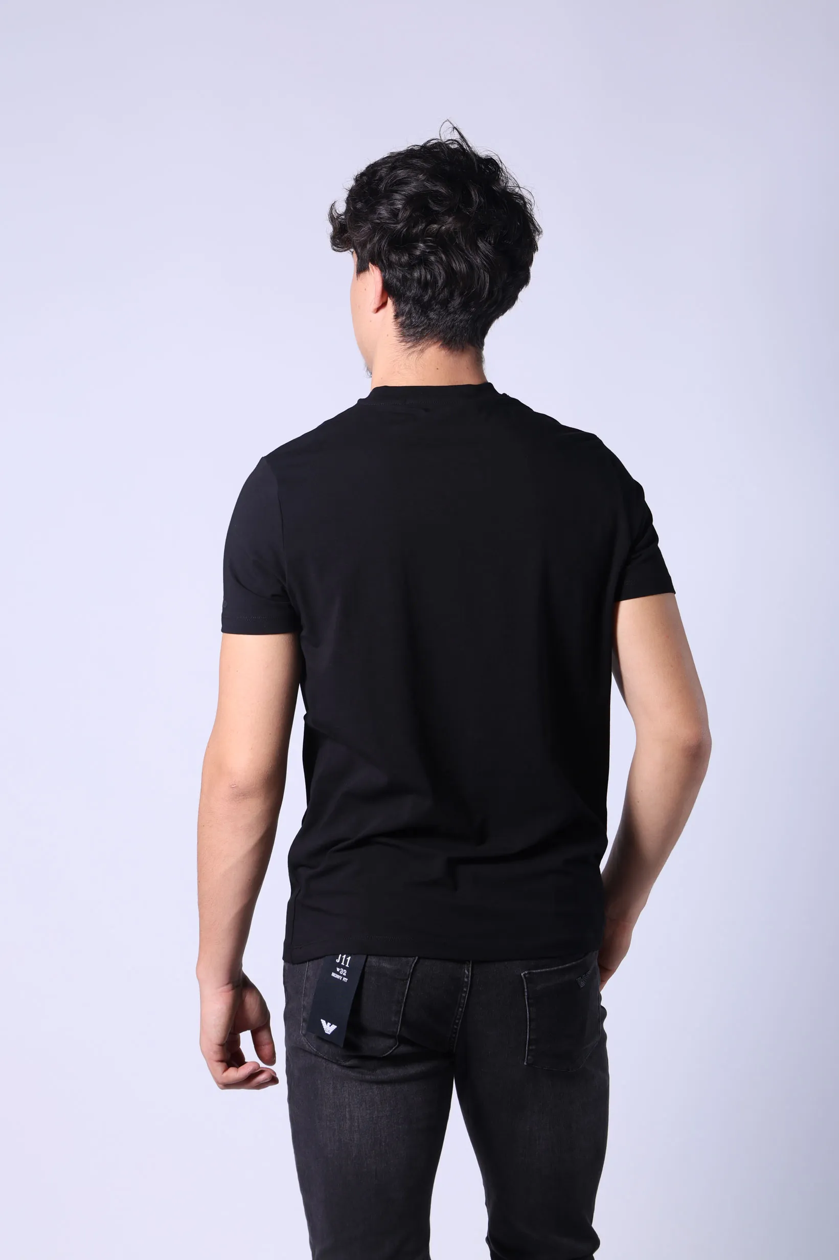 Camiseta negra con maxilogo 