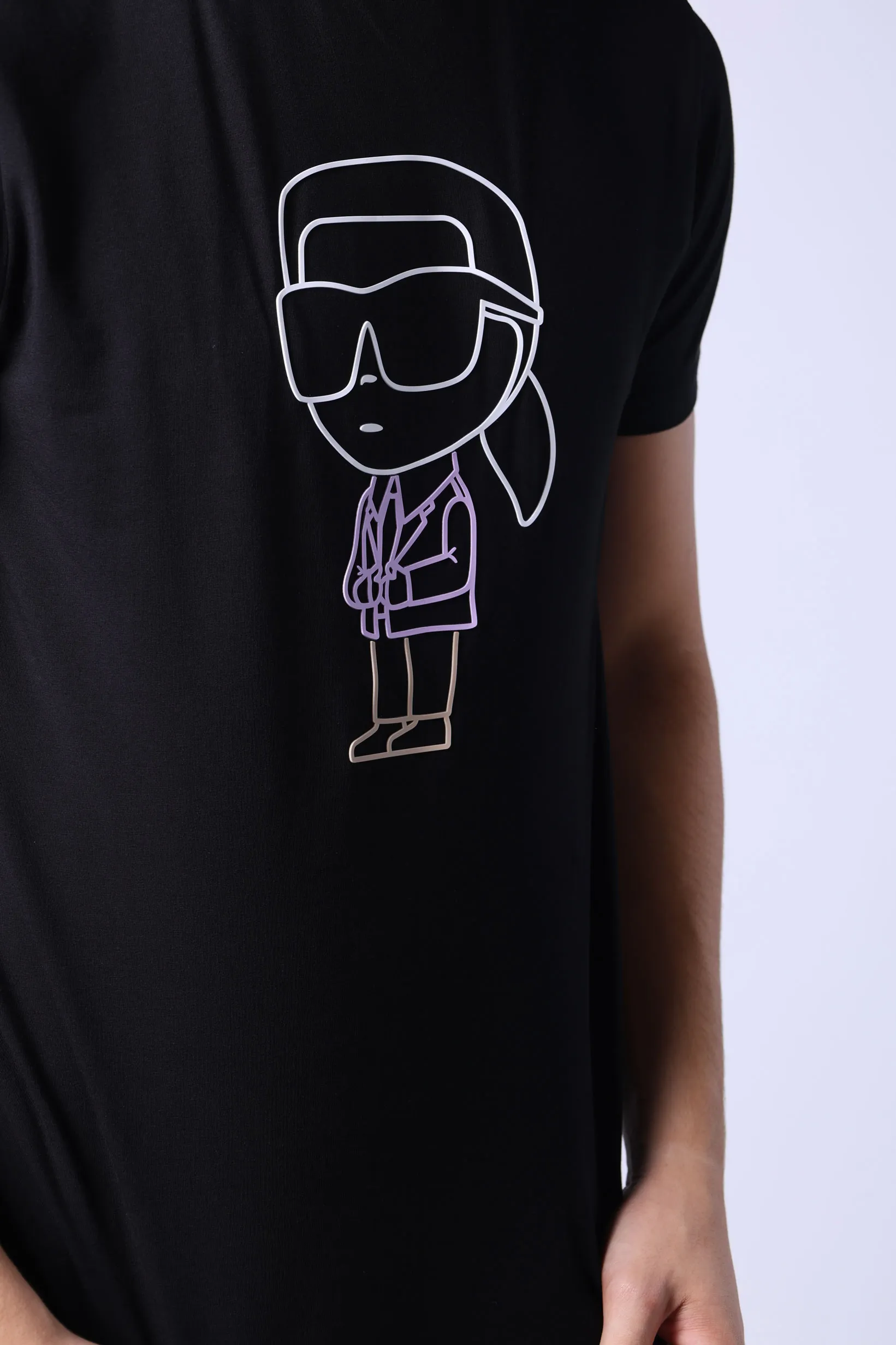 Camiseta negra con maxilogo 