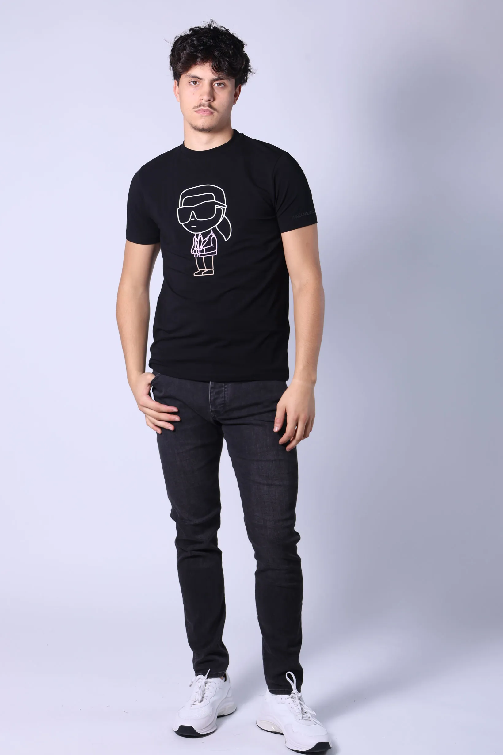 Camiseta negra con maxilogo 